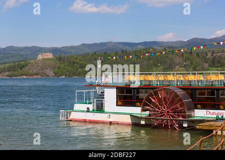 Niedzica, Polen - 18. Mai 2020: Schloss Czorsztyn aus dem 14. Jahrhundert, Riuns einer mittelalterlichen Festung am Czorsztyn-See. Kreuzfahrtschiff am Yachthafen. Stockfoto