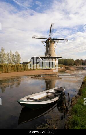 Kleines Boot vor der Windmühle De Vriendschap in der Nähe des niederländischen Dorfes Bleskensgraaf Stockfoto