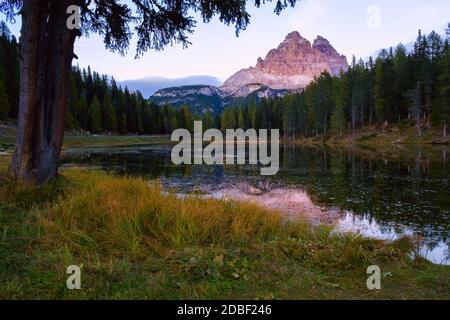 Sonnenuntergangslandschaften im Antorno-See, Herbstberglandschaften in den Dolomiten, Italien. Stockfoto