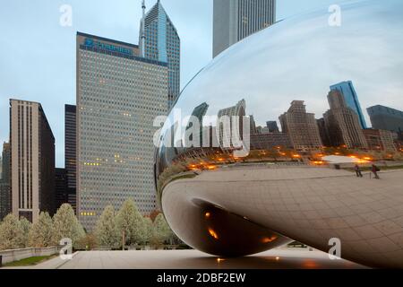 Chicago, Illinois, USA - die Skyline der Michigan Avenue spiegelt sich am Cloud Gate wider. Stockfoto
