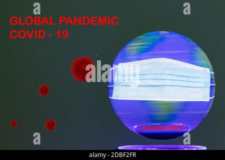 Globales Pandemiekonzept. 3D-Illustration einer bunten von innen beleuchteten drehenden Erdkugel Erde mit Maske und einer Inschrift Global p Stockfoto