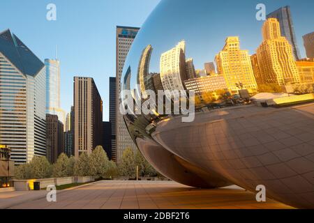 Chicago, Illinois, USA - die Skyline der Michigan Avenue spiegelt sich am Cloud Gate wider. Stockfoto