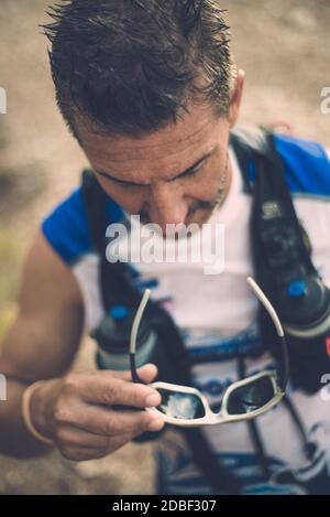 Fotografie-Session von Trailrunner runnig mitten in der Natur und in den Bergen. Vorbereitung und Befrachtung Stockfoto