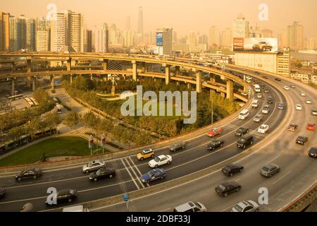 Shanghai, China, Asien - Verkehr an der ein-/Ausfahrt zur Nanpu Brücke und Skyline der Stadt. Stockfoto