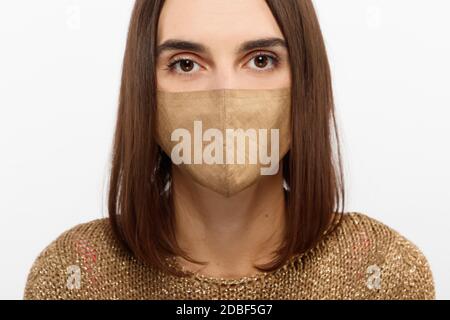 Frau trägt trendige Mode-Outfit während Quarantäne von Coronavirus Ausbruch. Total Look einschließlich schützende stilvolle handgemachte Gesichtsmaske Stockfoto