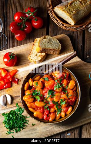 Rustikale Riesenbohnen mit frischer Tomatensauce Stockfoto