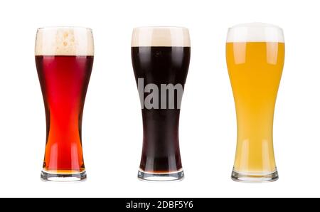 Realistische Biergläser isoliert auf weißem Hintergrund. Becher gefüllt mit rotem, dunklem und blondem Bier mit Blasen und Schaum. Grafisches Designelement für brewe Stockfoto