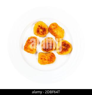 Draufsicht der Portion gebratene Hühnernuggets auf weißem Teller isoliert auf weißem Hintergrund Stockfoto