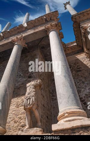 Ansicht der Säulen in den Ruinen des römischen Theaters in Merida in der Provinz Badajoz in Spanien. Stockfoto