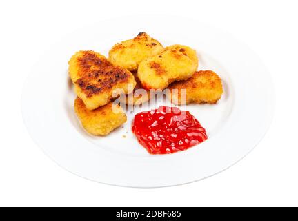 Viele gebratene Hühnernuggets mit Tomatenketchup auf weißem Teller isoliert auf weißem Hintergrund Stockfoto