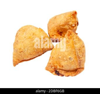 Indische Küche - drei Gemüse-Samosas (gebratenes Bohnenkraut mit Kartoffelpüree und Gemüse gefüllt) auf weißem Hintergrund isoliert Stockfoto