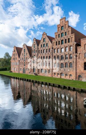 Der Salzspeicher, in Lübeck, Norddeutschland. Sechs historische Backsteingebäude am Upper Trave River neben dem Holstentor. Stockfoto