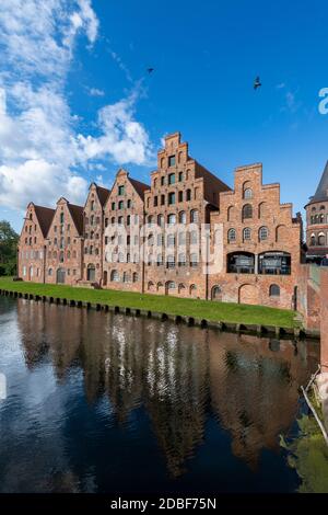 Der Salzspeicher, in Lübeck, Norddeutschland. Sechs historische Backsteingebäude am Upper Trave River neben dem Holstentor. Stockfoto