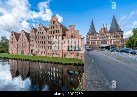 Der Salzspeicher, in Lübeck, Norddeutschland. Sechs historische Backsteingebäude am Upper Trave River neben dem Holstentor. Stockfoto