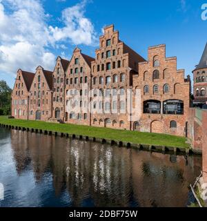 Der Salzspeicher, in Lübeck, Norddeutschland. Sechs historische Backsteingebäude am Upper Trave River neben dem Holstentor. Stockfoto