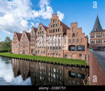 Der Salzspeicher, in Lübeck, Norddeutschland. Sechs historische Backsteingebäude am Upper Trave River neben dem Holstentor. Stockfoto