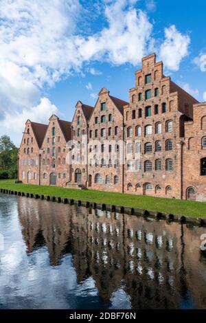 Der Salzspeicher, in Lübeck, Norddeutschland. Sechs historische Backsteingebäude am Upper Trave River neben dem Holstentor. Stockfoto