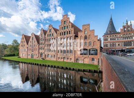 Der Salzspeicher, in Lübeck, Norddeutschland. Sechs historische Backsteingebäude am Upper Trave River neben dem Holstentor. Stockfoto