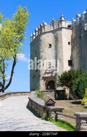 Niedzica, Polen - 18. Mai 2020: Burg Niedzica (Dunajec) aus dem 14. Jahrhundert, mittelalterliche Festung am Czorsztyn-See. Es ist als einer der p bekannt Stockfoto