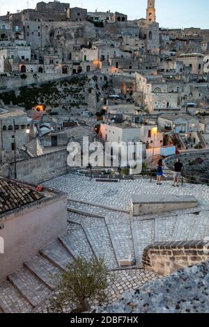 Matera, Italien - September 15, 2019: Abend Blick auf die Stadt Matera; Italien; mit den bunten Lichtern Hervorhebung alte Gebäude in die Sassi di Mat Stockfoto