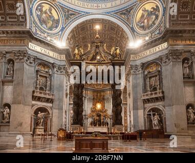 Das Innere der päpstlichen Basilika St. Peter im Vatikan (Petersdom), eine wichtige Touristenattraktion in Rom, Italien Stockfoto