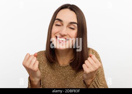 Fröhlich glücklich junge schöne Mädchen Blick auf Kamera lächelnd über weißem Hintergrund lachen. Stockfoto