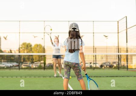 Porträt eines niedlichen kleinen Mädchen spielen Tennis Stockfoto