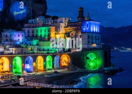 Atrani, Amalfiküste, Italien, Dezember 2019: Farbige Weihnachtslichter in Atrani. Atrani ist eine kleine Stadt an der Amalfiküste, Neapel, Süditalien. Stockfoto