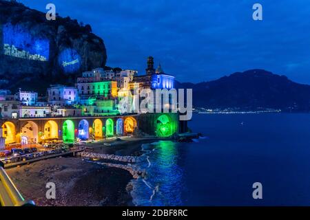 Atrani, Amalfiküste, Italien, Dezember 2019: Farbige Weihnachtslichter in Atrani. Atrani ist eine kleine Stadt an der Amalfiküste, Neapel, Süditalien. Stockfoto