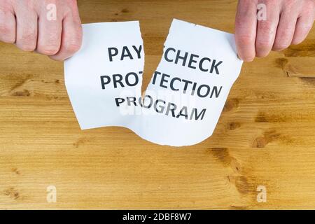 Ein Mann gibt auf dem Gehaltsscheck Schutz-Programm Stockfoto