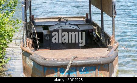 Arbeitsschiff auf einem Steinbruch Teich Stockfoto