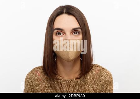 Frau trägt trendige Mode-Outfit während Quarantäne von Coronavirus Ausbruch. Total Look einschließlich schützende stilvolle handgemachte Gesichtsmaske Stockfoto