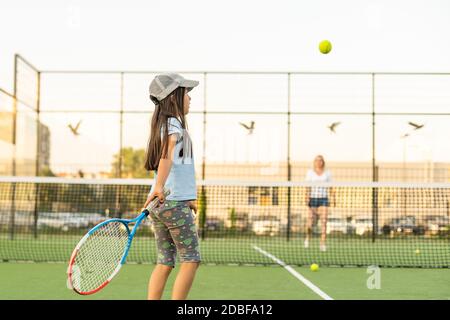 Porträt eines niedlichen kleinen Mädchen spielen Tennis Stockfoto