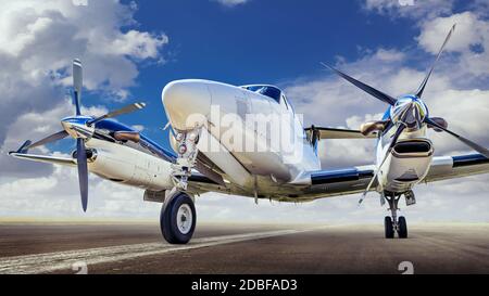 Sportflugzeug auf einer Landebahn wartet auf Start Stockfoto