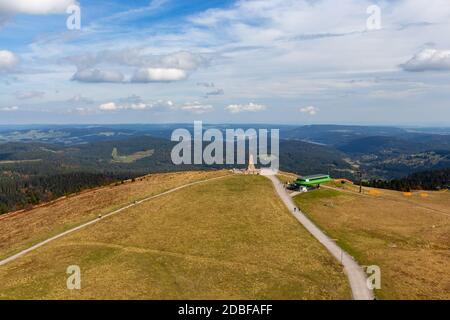 Blick vom Feldbergturm auf die Landschaft des Schwarzwaldes im Herbst Stockfoto