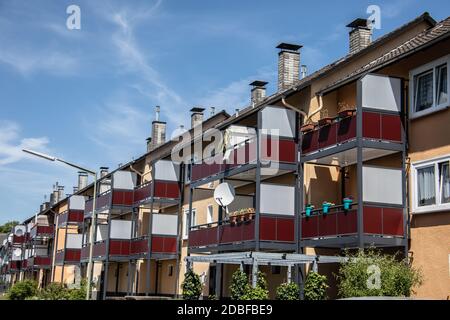 Bunte Reihensiedlung im sozialen Wohnungsbau Stockfoto