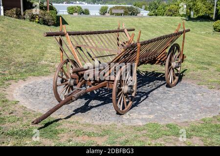 Holzwagen mit Zugpendel in der Landwirtschaft Stockfoto