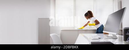 Afroamerikanische Reinigungsdame Professional Office Service Stockfoto