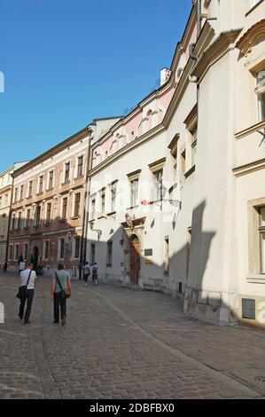 Touristen zu Fuß durch die Altstadt von Krakau in Polen Stockfoto