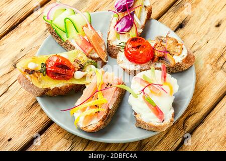 Set von köstlichen italienischen Bruschettas mit gegrilltem Gemüse. Stockfoto