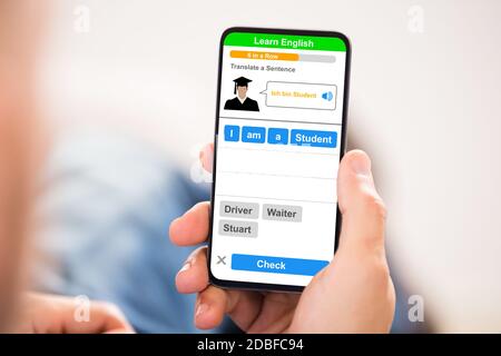 Mann Mit Englisch Sprache Lernen App Auf Dem Handy Stockfoto