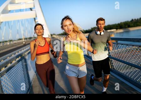 Fitness, Sport, Leute und Konzept. Gerne passen Freunde laufen im Freien
