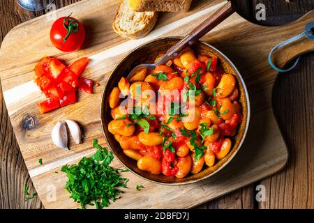 Rustikale Riesenbohnen mit frischer Tomatensauce Stockfoto