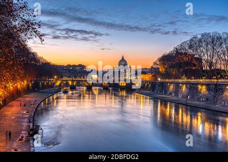 Dramatischer Sonnenuntergang über der Petersbasilika und dem Tiber in Rom Stockfoto