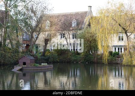 Entenhaus in der Mitte des Ententeich in Moreton-in-Marsh Stockfoto