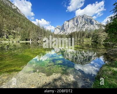 Grüner See Österreich, temporärer See mit Schmelzwasser in Österreich Stockfoto