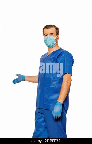 Männlicher Arzt in Peelings tragen schützende Gesichtsmaske und Handschuhe, die Patienten zur Gesundheitskontrolle einladen. Einfarbiger weißer Hintergrund. Coronavirus-Konzept Stockfoto
