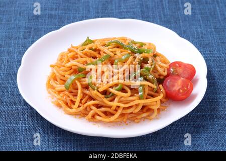 Japanische Naporitan Spaghetti mit Tomatensauce in einem Gericht auf dem Tisch Stockfoto