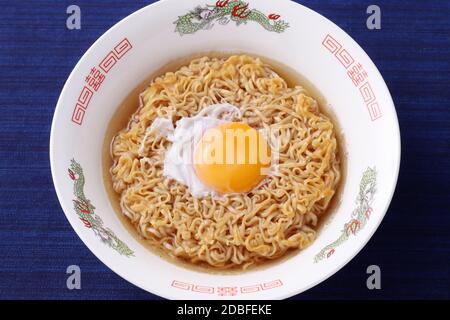 Japanische Instant-Chikin-Nudeln in einer Schüssel auf dem Tisch, Draufsicht Stockfoto