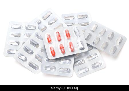 Kleine verbleibende Kapsel des Medikaments in der Packung auf weißem Hintergrund isoliert Stockfoto